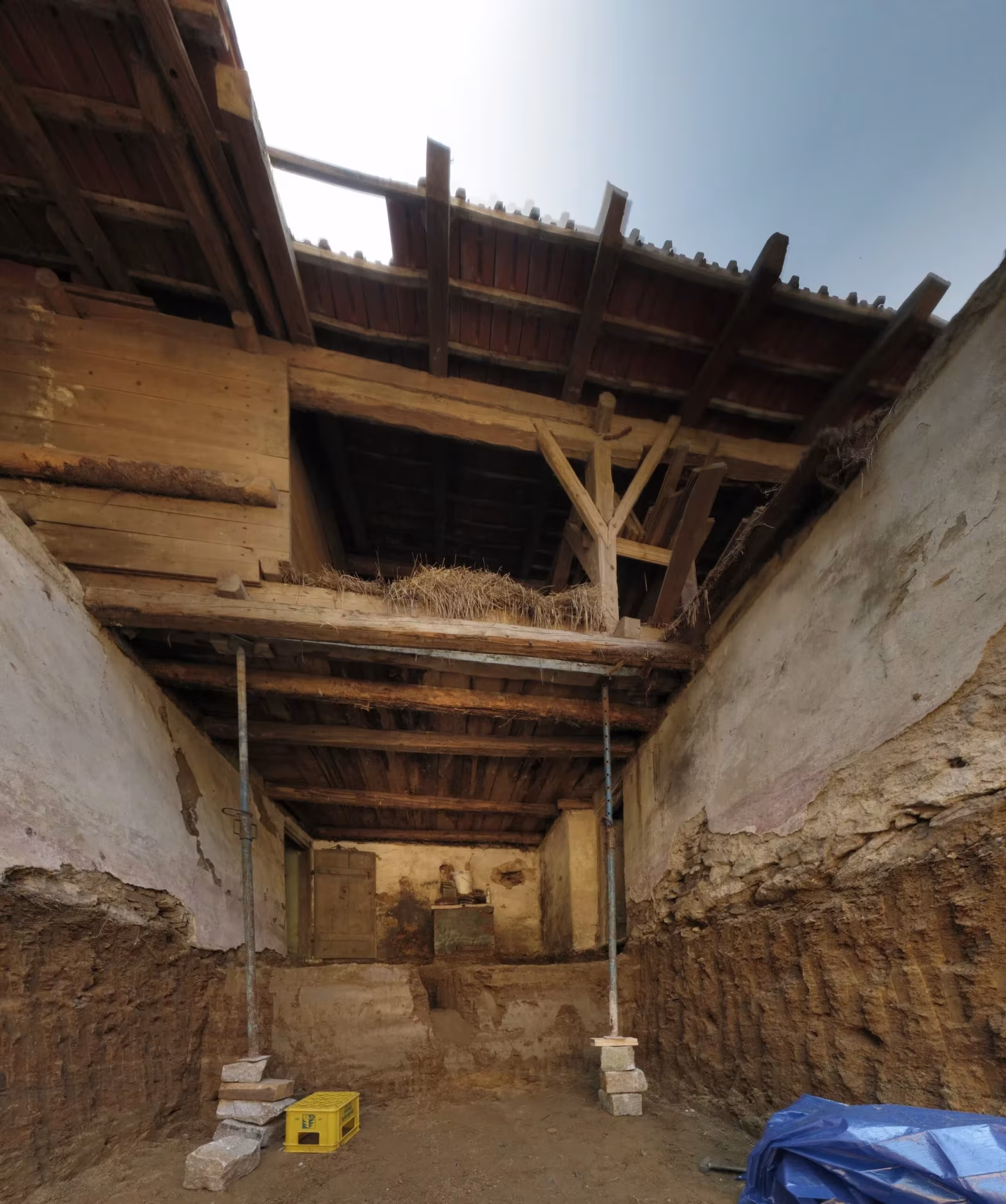 Estructura de madera al aire de la granja bávara durante el vaciado interior de la obra