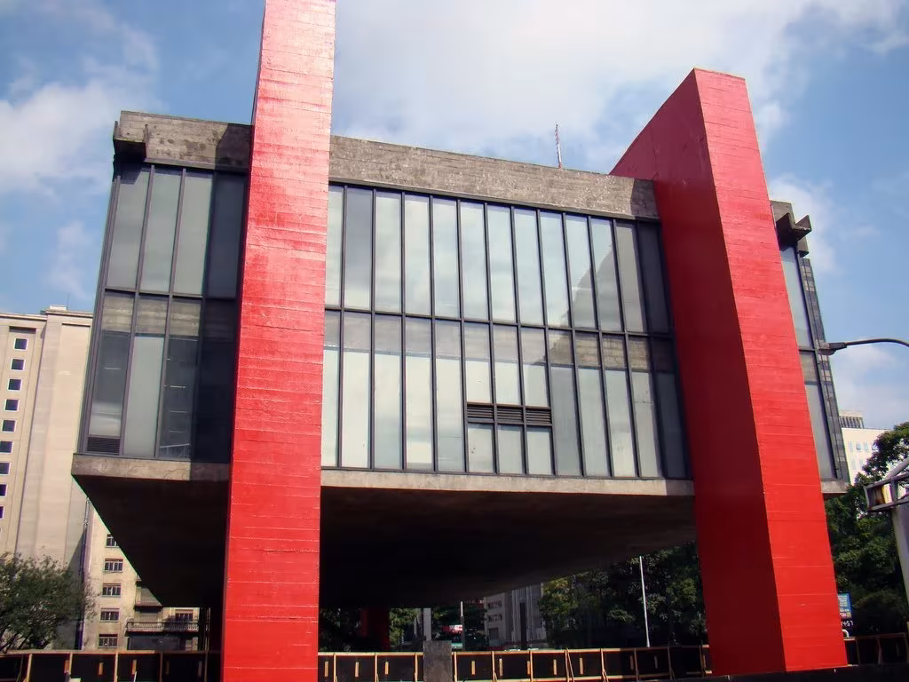 Edificio del MASP suspendido entre dos pórticos de hormigón pintados de rojo, de Lina Bo Bardi