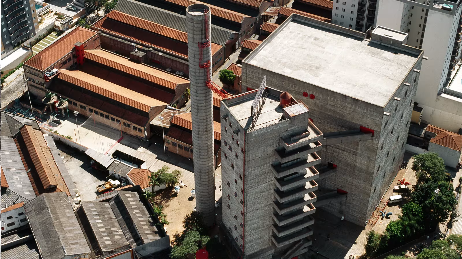 Vista aérea del SESC Pompéia, con las naves de ladrillo y las torres de hormigón proyectadas por Lina Bo Bardi