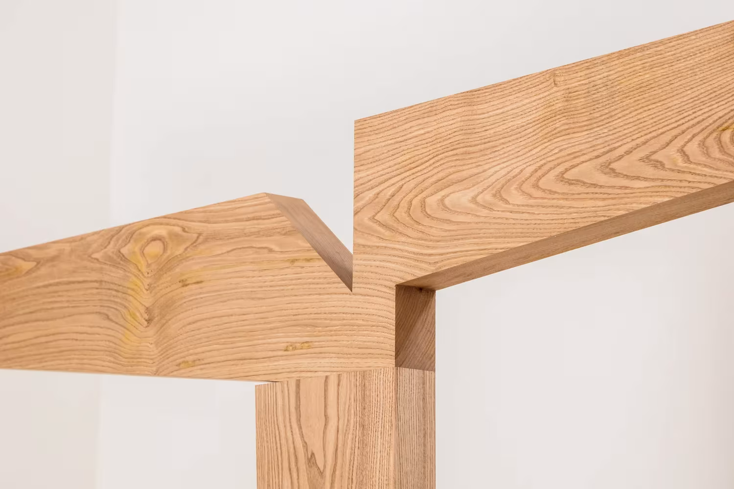 Detalle del mobiliario de madera clara con encuentros escalonados en la Capela do Monte de Siza