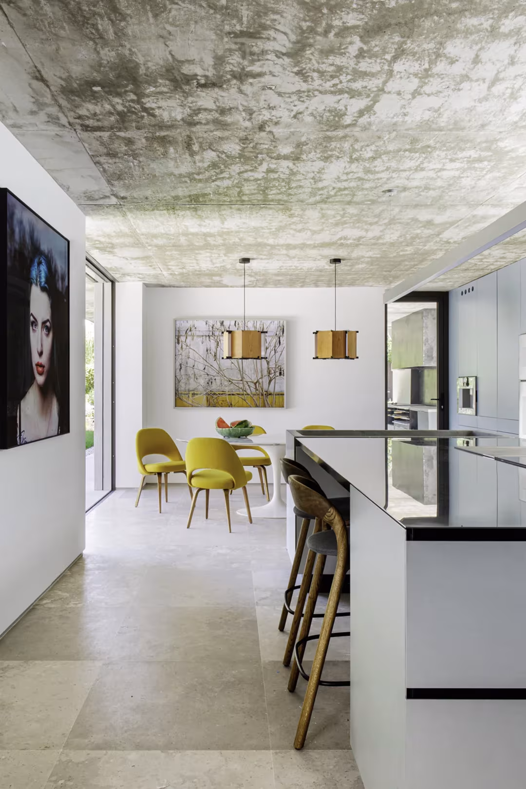 Cocina blanca con isla, taburetes y techo de hormigón con textura de encofrado en el Proyecto AS