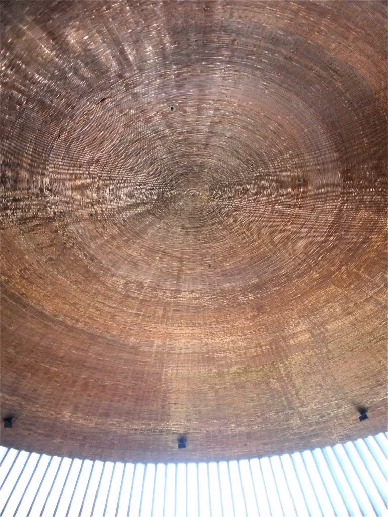 Cúpula de hilos de cobre en espiral vista desde el interior de Temppeliaukio, en Helsinki