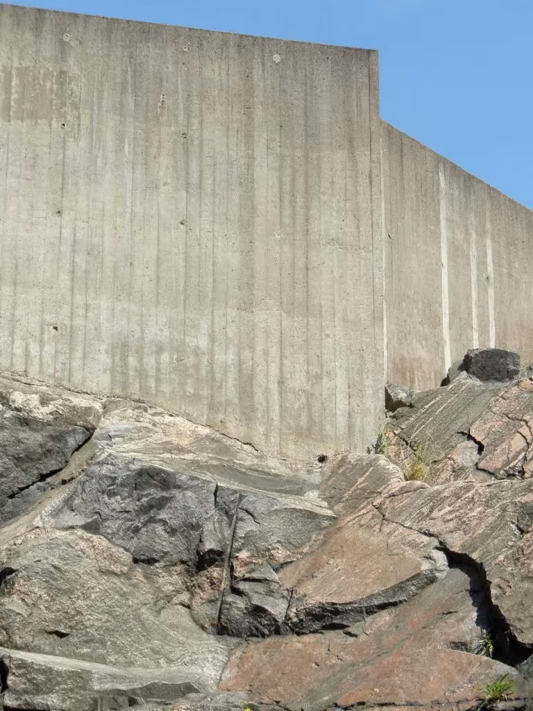 Muro de hormigón encofrado apoyado sobre la roca excavada de Temppeliaukio, Helsinki