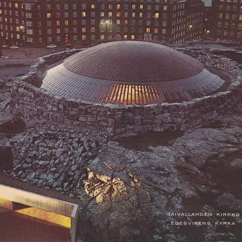 Cúpula de cobre de Temppeliaukio sobre el muro de roca en una antigua tarjeta postal de Helsinki