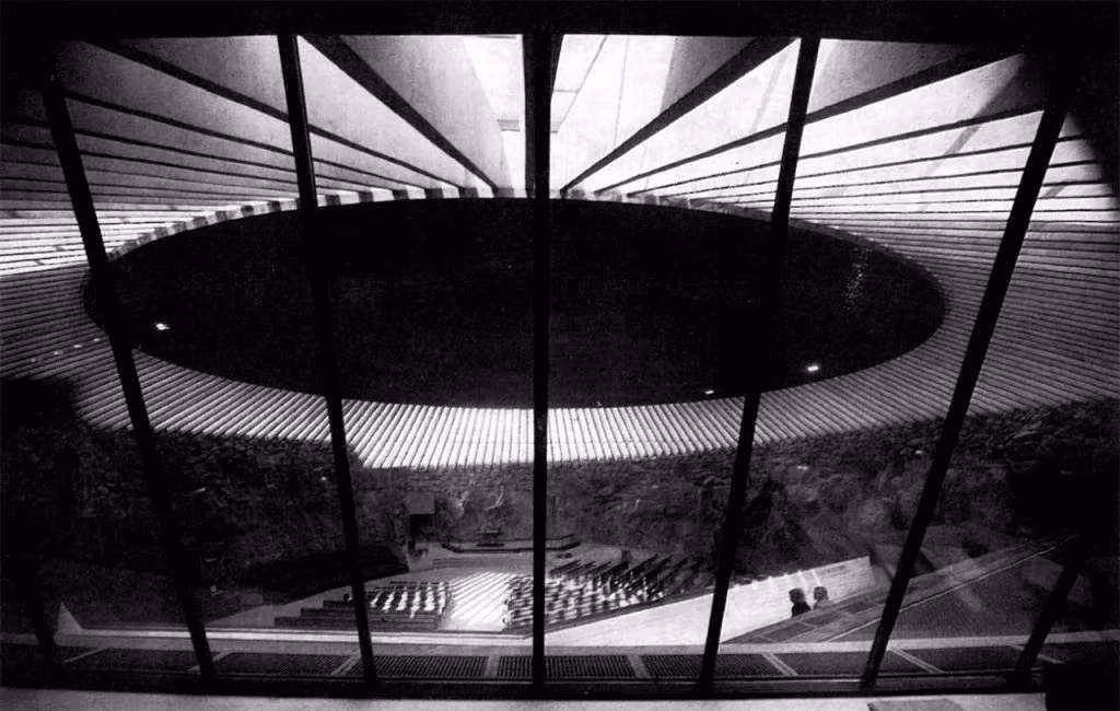 Fotografía en blanco y negro de la cúpula y el anillo de luz desde lo alto en Temppeliaukio