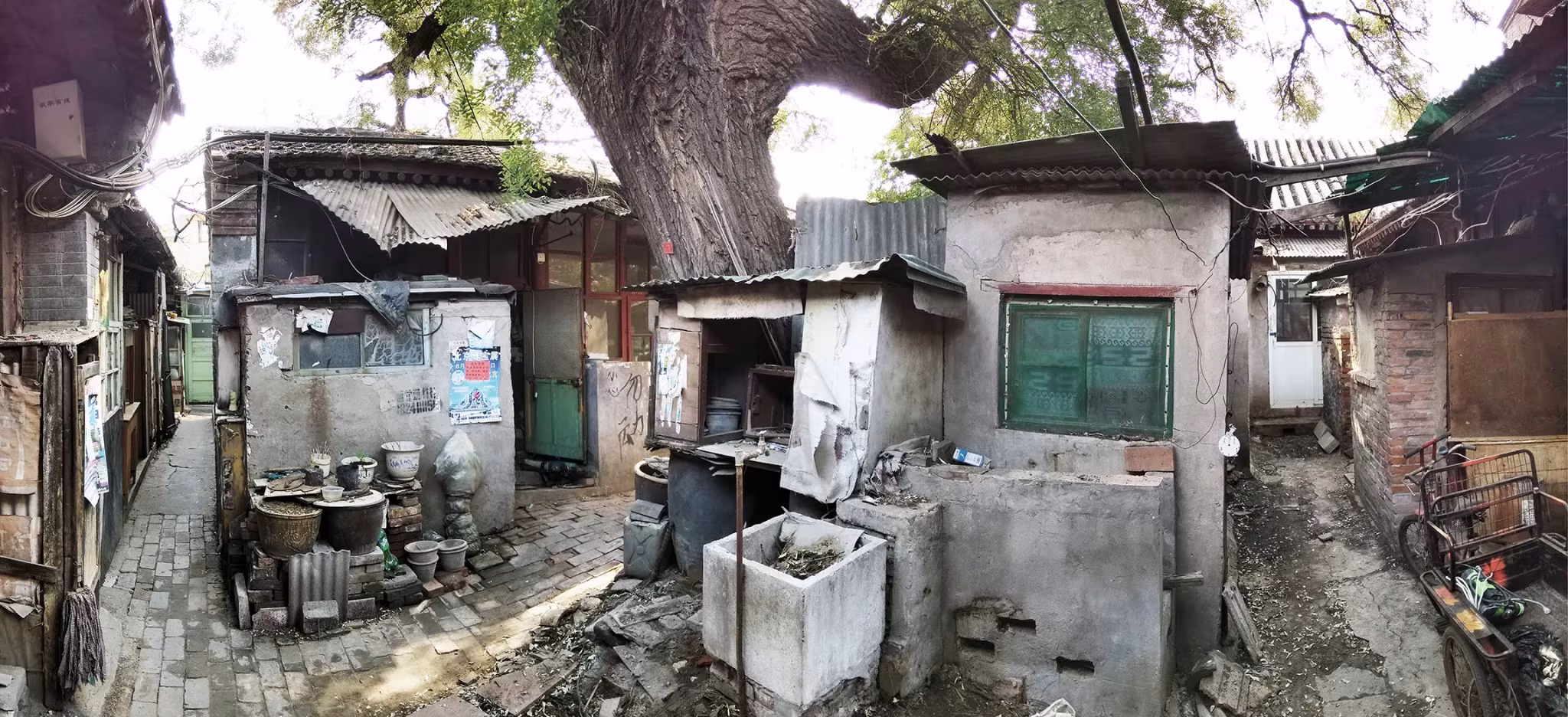 Patio del hutong de Pekín con construcciones precarias antes de la intervención de ZAO/standardarchitecture