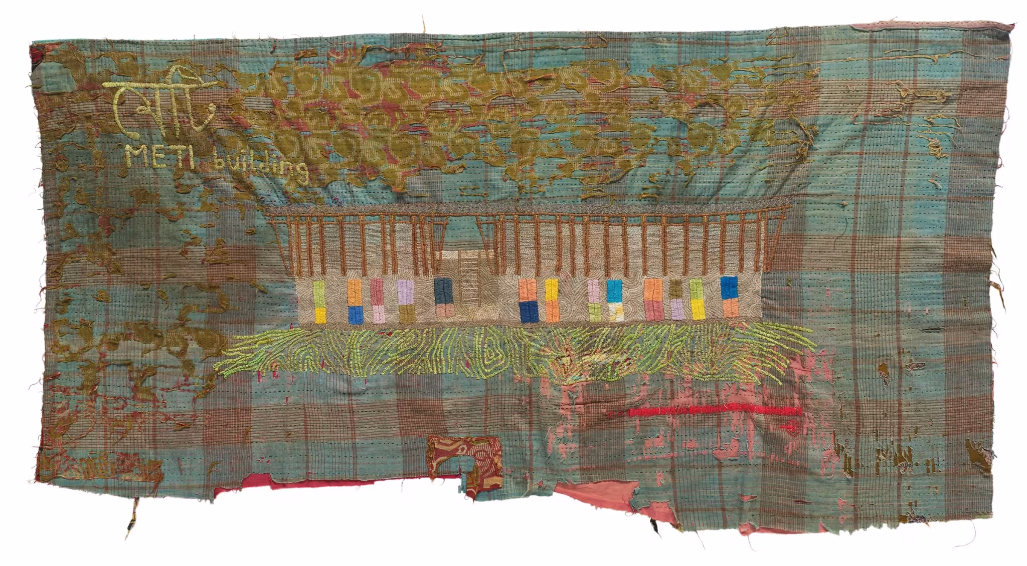 Pieza textil bordada con una fachada de bambú de colores, de los Tejidos Dipdii de Anna Heringer