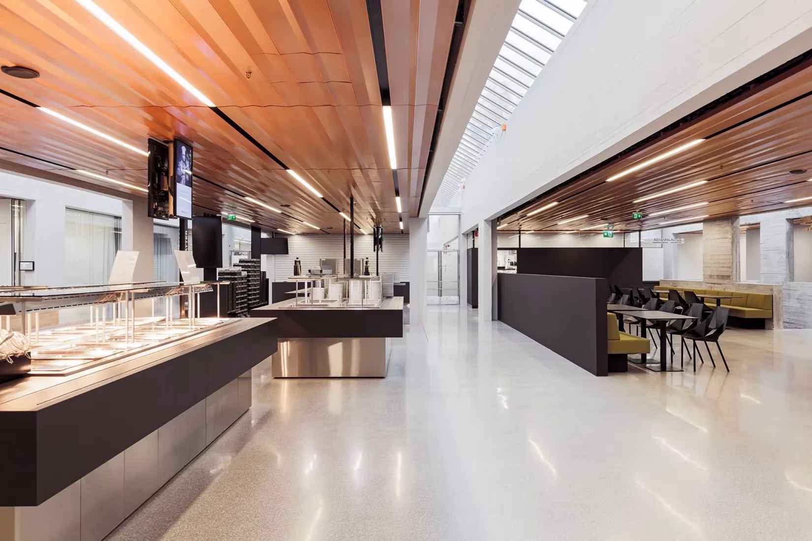 Comedor con techo de lamas de madera y mostrador de servicio en Dipoli, renovado por ALA Architects