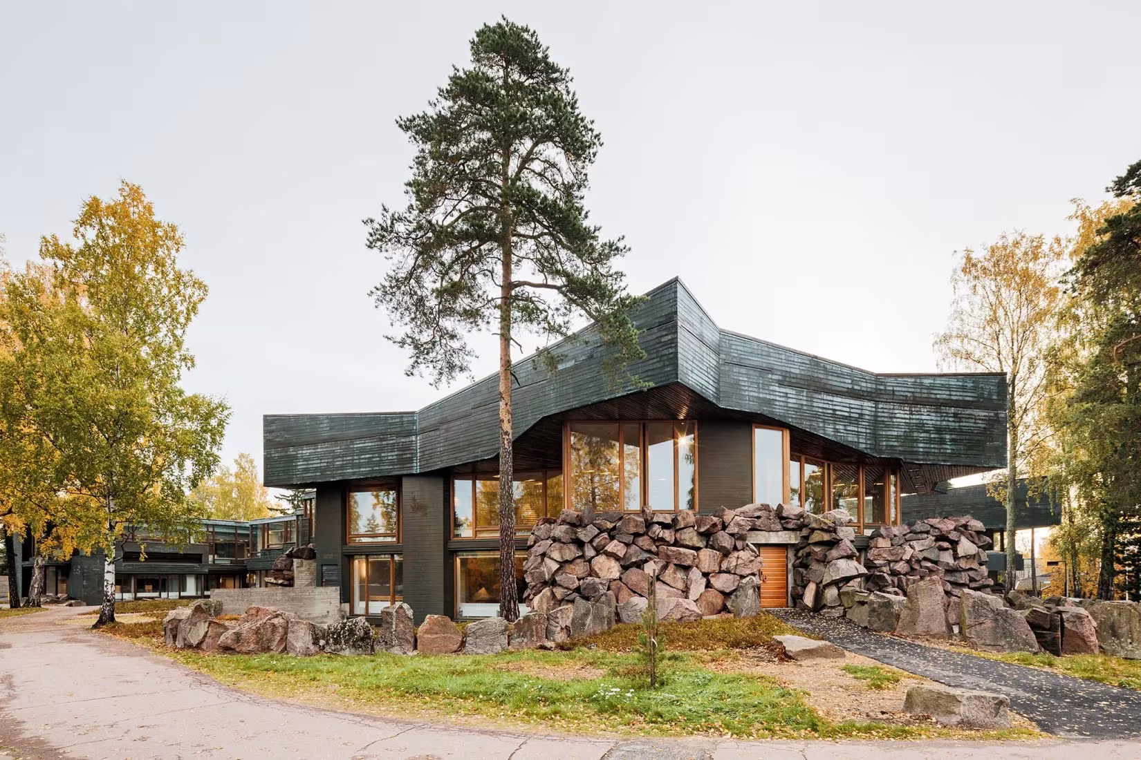 Dipoli de Reima Pietilä y Raili Paatelainen entre pinos y rocas, tras la renovación de ALA Architects