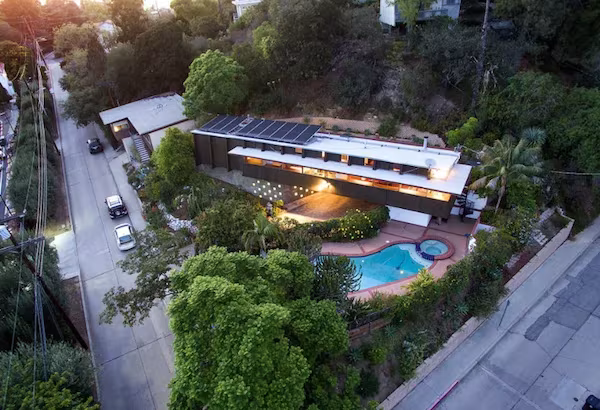 Vista aérea de la Pilot House sobre la ladera con su piscina, obra de Jones y Smith en Los Ángeles