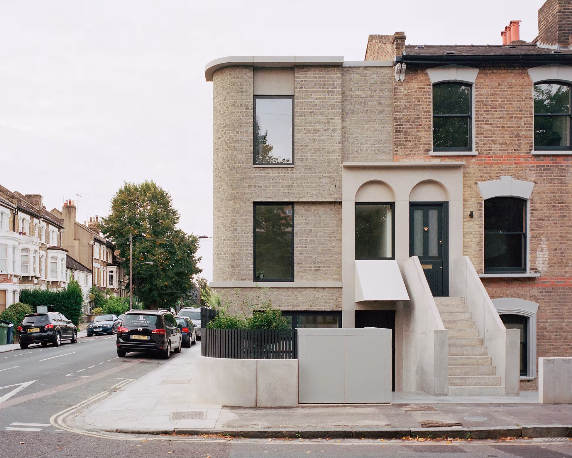 Corner House de 31/44 Architects junto a las casas victorianas de ladrillo rojo de Peckham, Londres