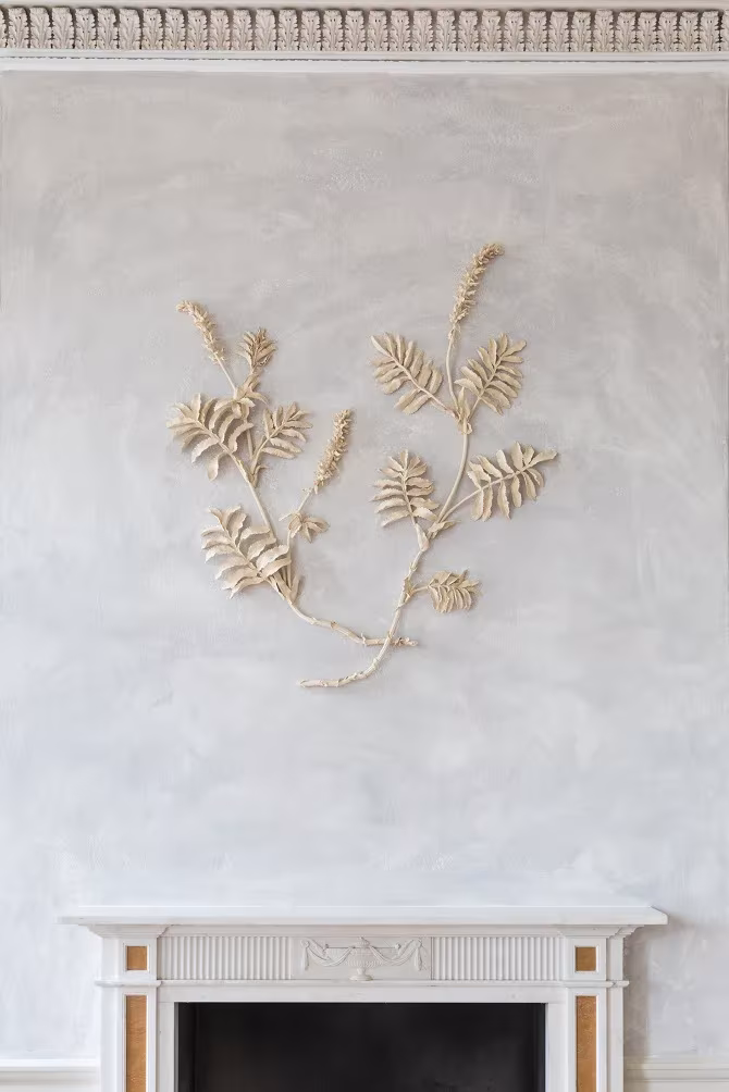 Rama de hojas de gres blanco sobre un muro con chimenea en The Walled Garden de Kaori Tatebayashi