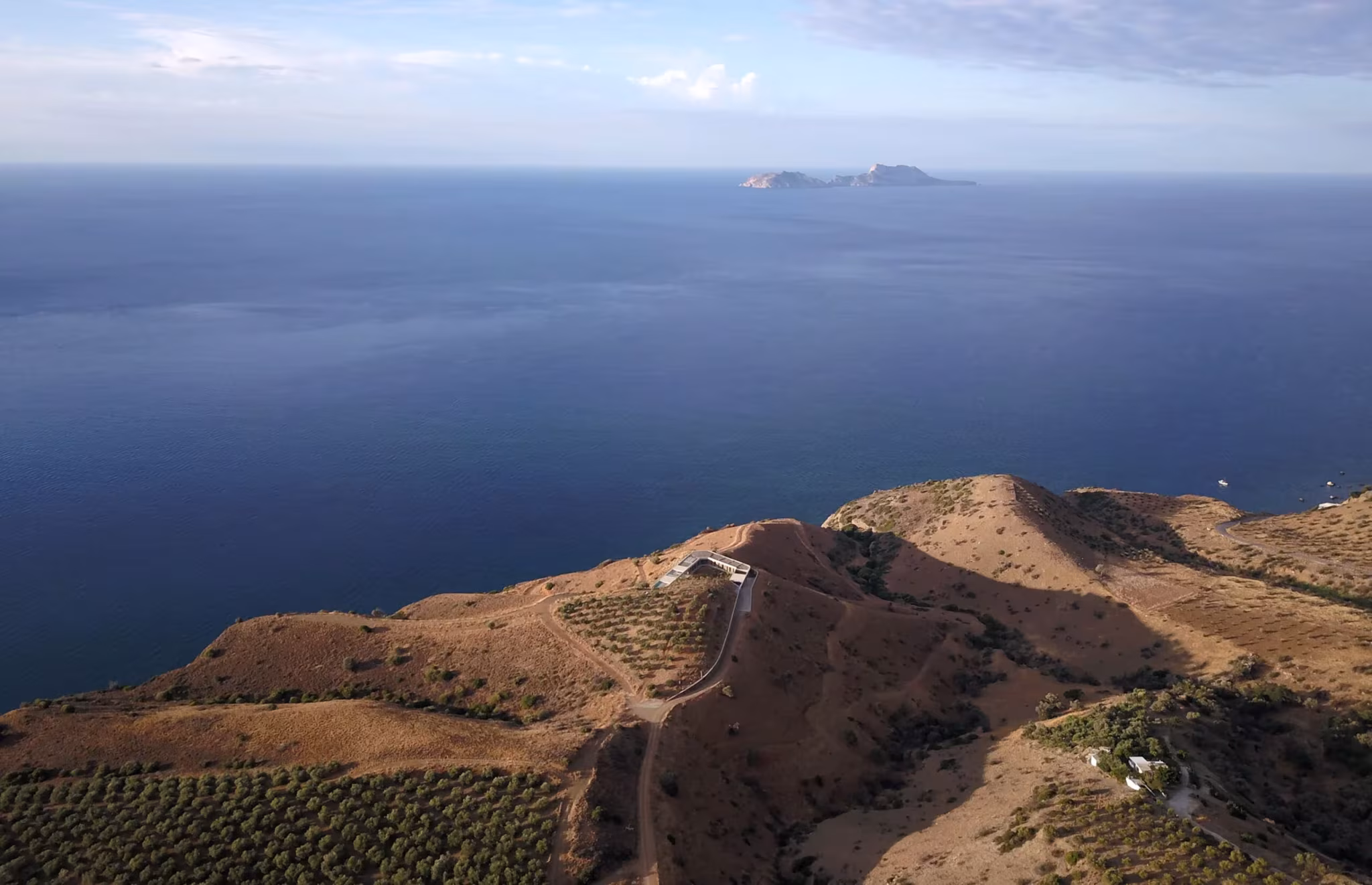 Costa sur de Creta con la Ring House de DECA Architecture integrada en el cerro sobre el mar