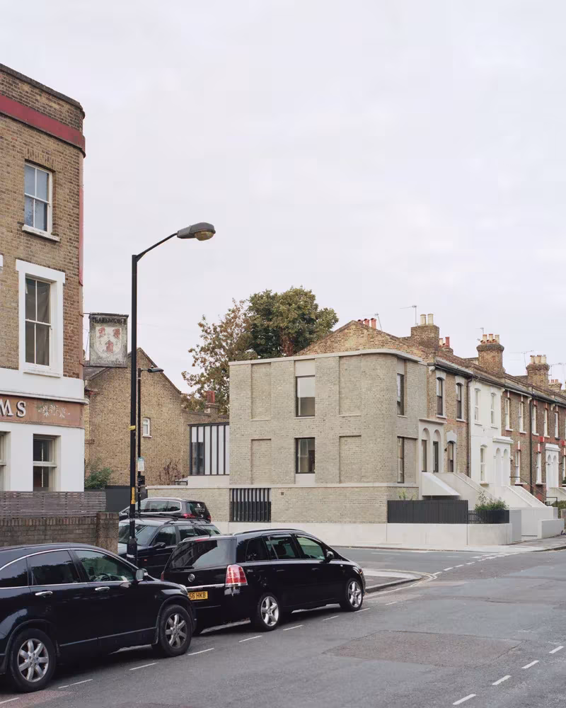 Corner House de 31/44 Architects integrada en una calle victoriana de Peckham con su esquina de ladrillo claro