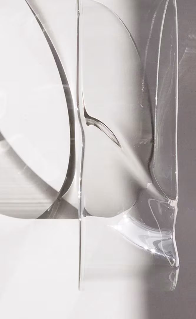 Pieza escultórica de metacrilato transparente con pliegues y curvas, obra de Carla Cascales