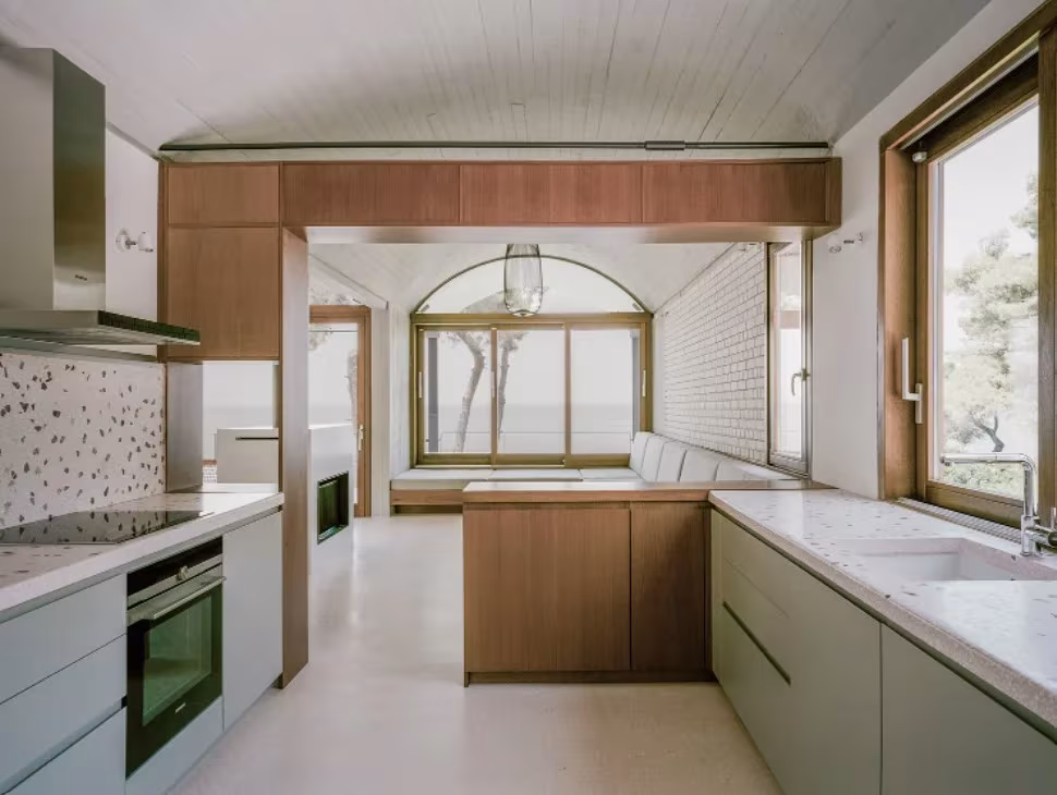 Cocina de roble y encimera blanca con vista a la sala abovedada de St. Minas House, Eubea