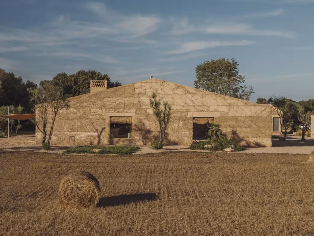 Una casa con patio: arquitectura rural desde la introspección