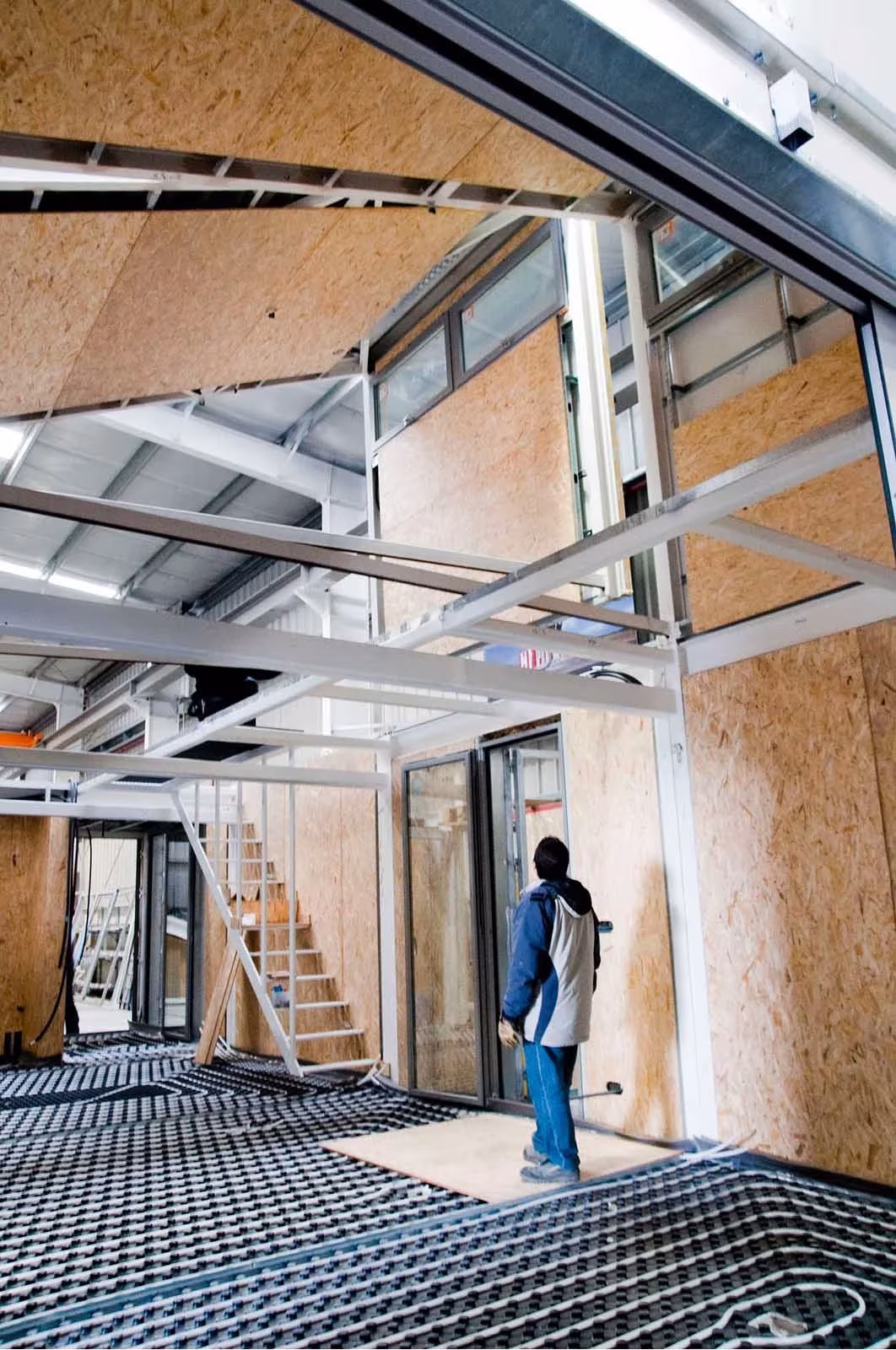 Obra de la Casa Garoza con estructura metálica, paneles de madera y suelo radiante, en Ávila