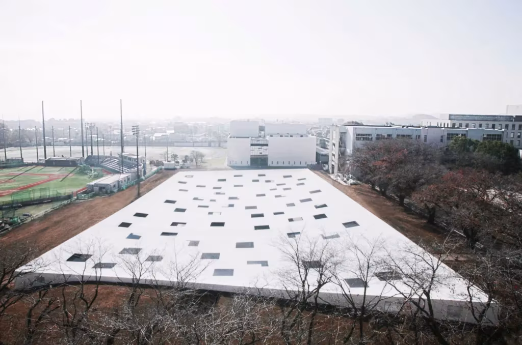 Plaza KAIT: un horizonte tejido entre interior y exterior