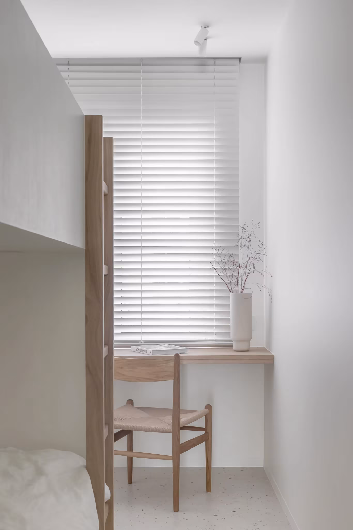 Rincón de estudio con escritorio de roble y litera en un dormitorio infantil del proyecto BUN, Knokke