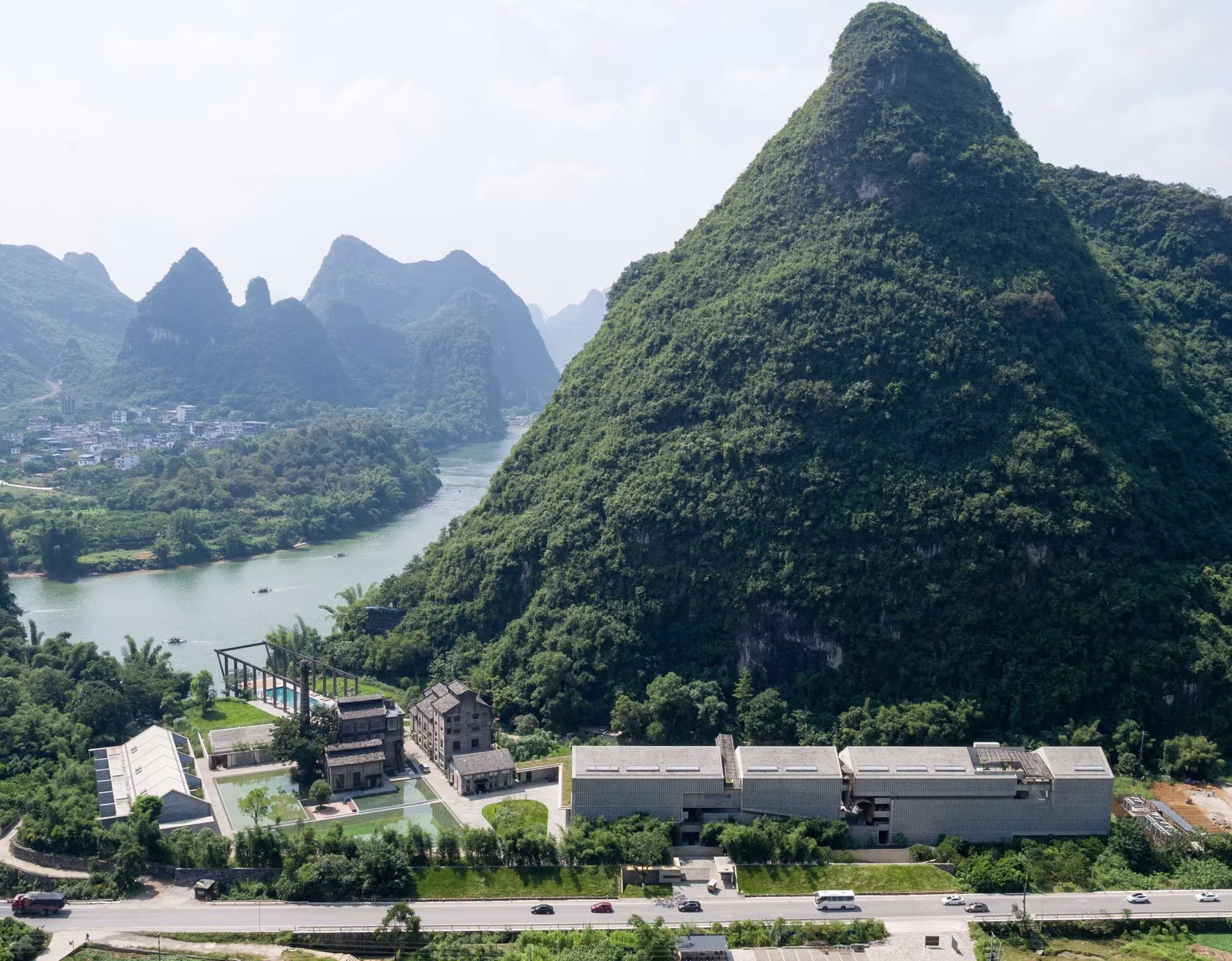 Hotel Alila Yangshuo junto al río Li y un monte kárstico visto desde las alturas, en Guangxi, China