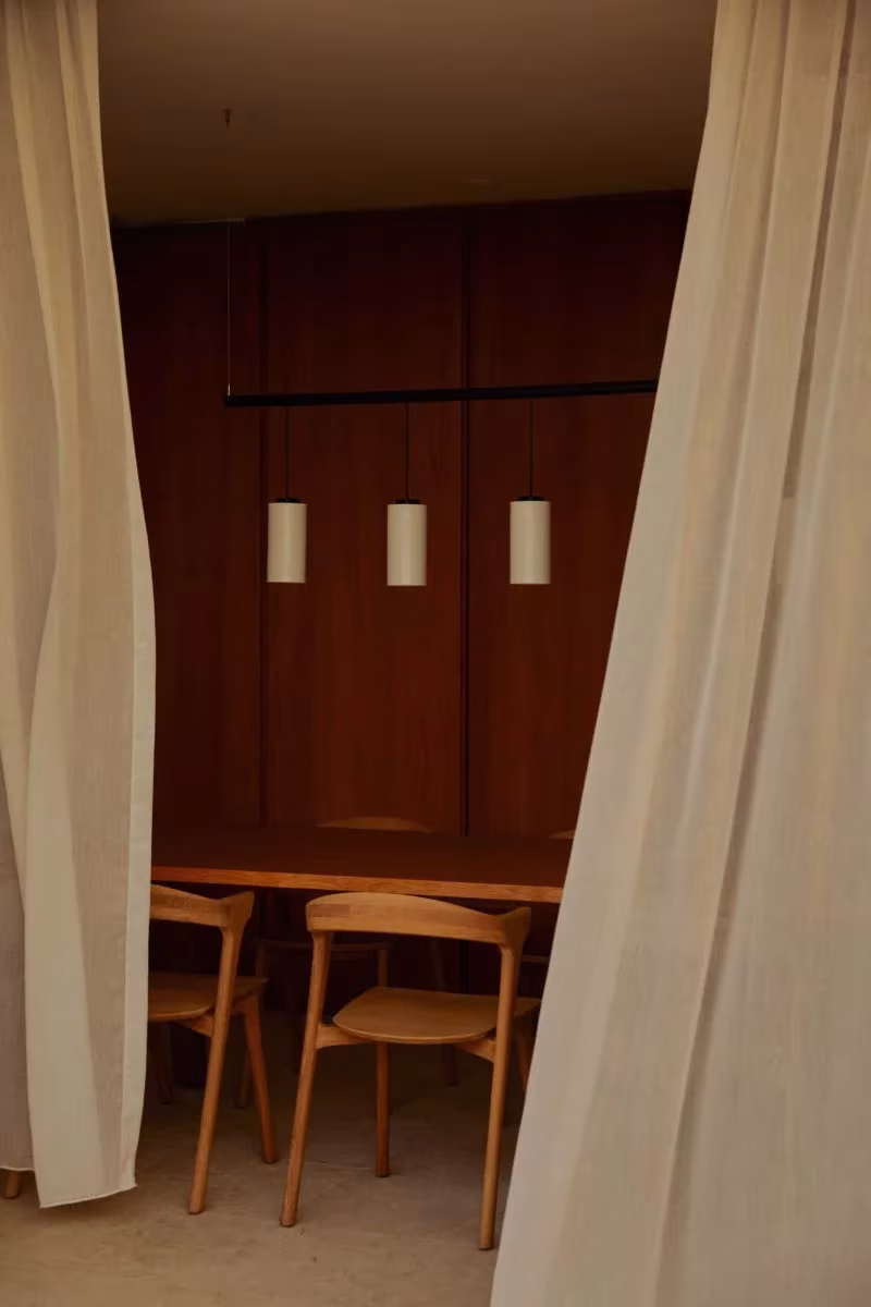 vista del comedor entre las cortinas