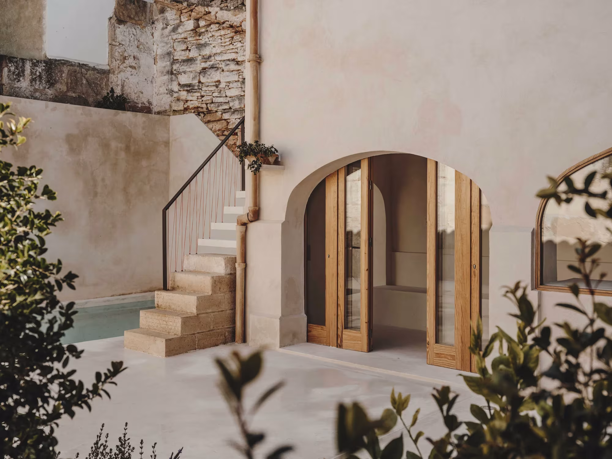 patio y piscina con la escalera de barandilla de cáñamo
