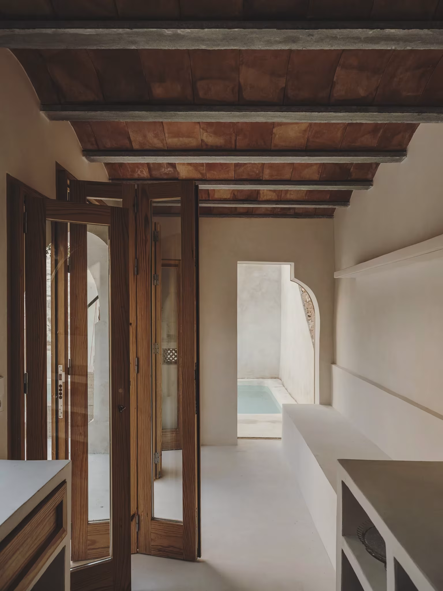 techo de la cocina con vigas y piscina al fondo