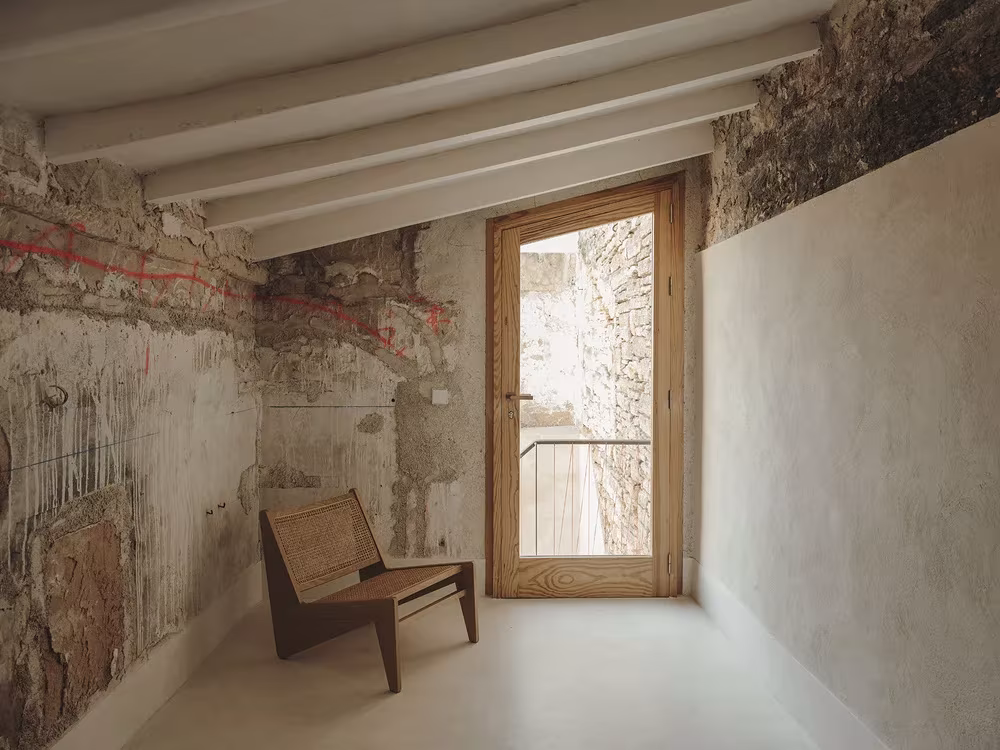 estancia interior con la pared de ladrillo visto