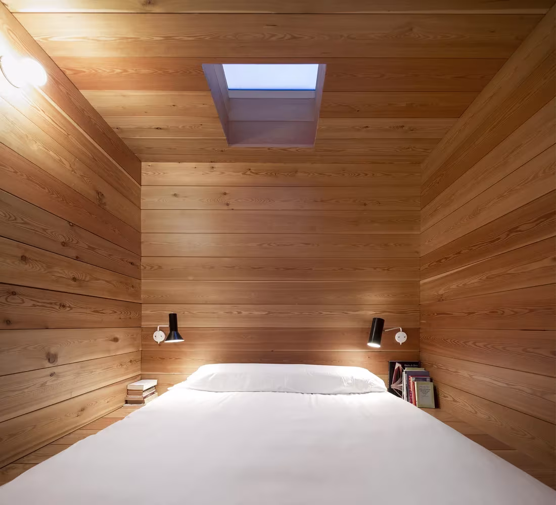 dormitorio principal con ventana en el techo