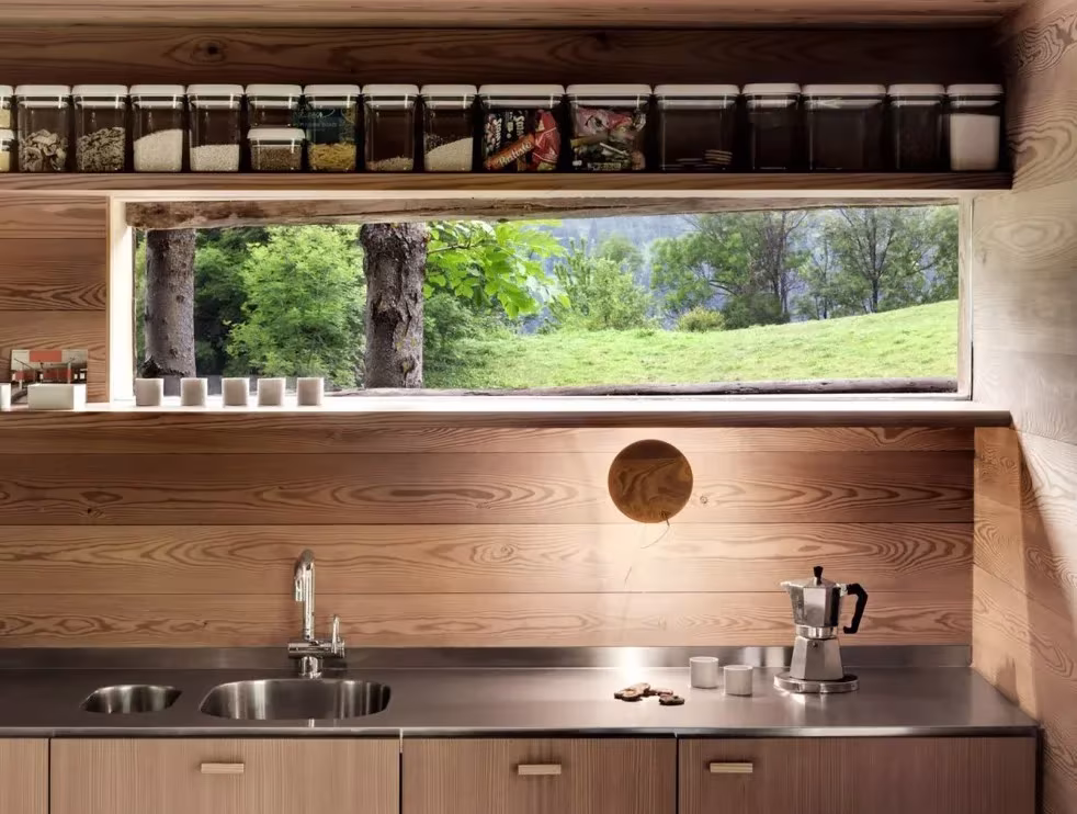 cocina con ventana al exterior