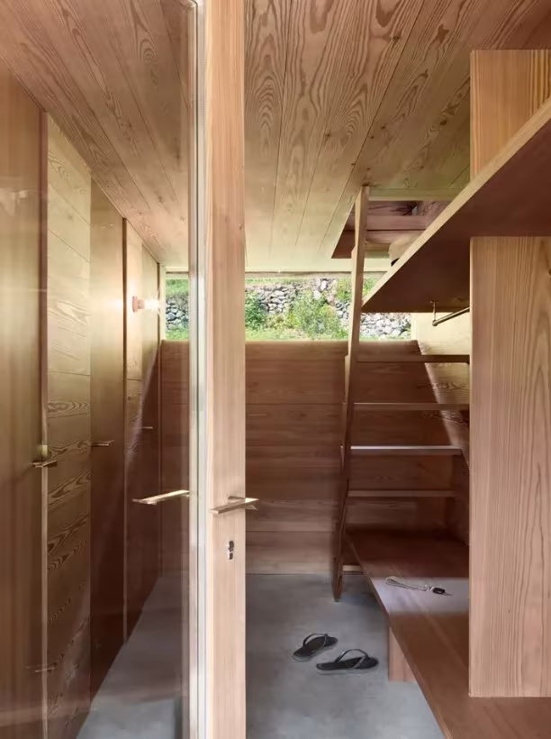 cuarto de almacenaje con escalera
