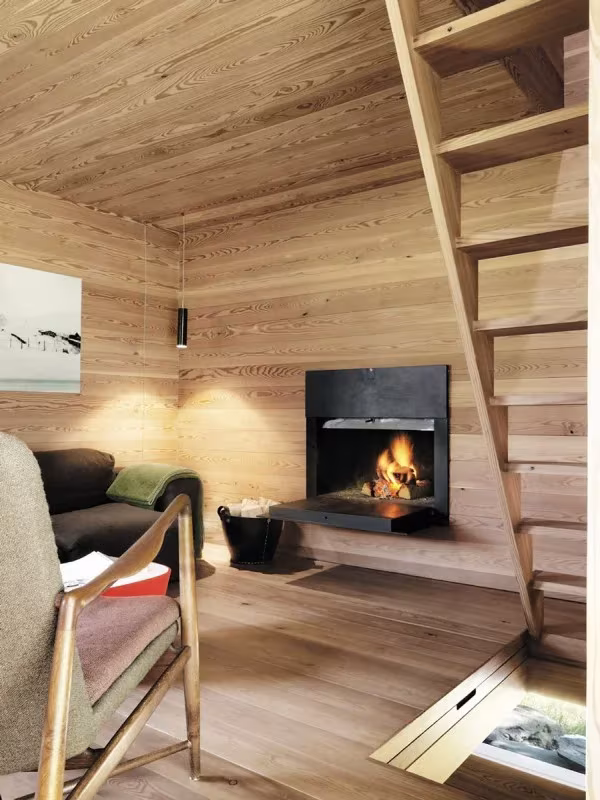 chimenea del salón con la escalera de madera