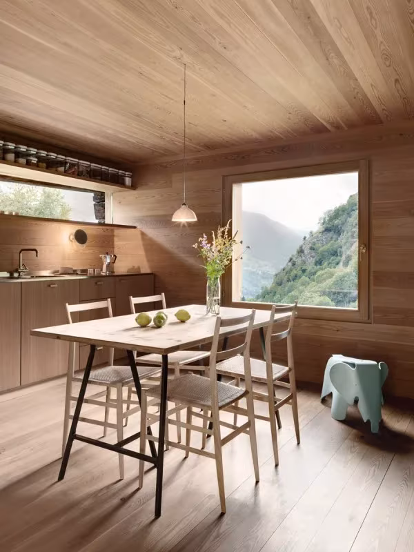 comedor y cocina con vistas a la montaña