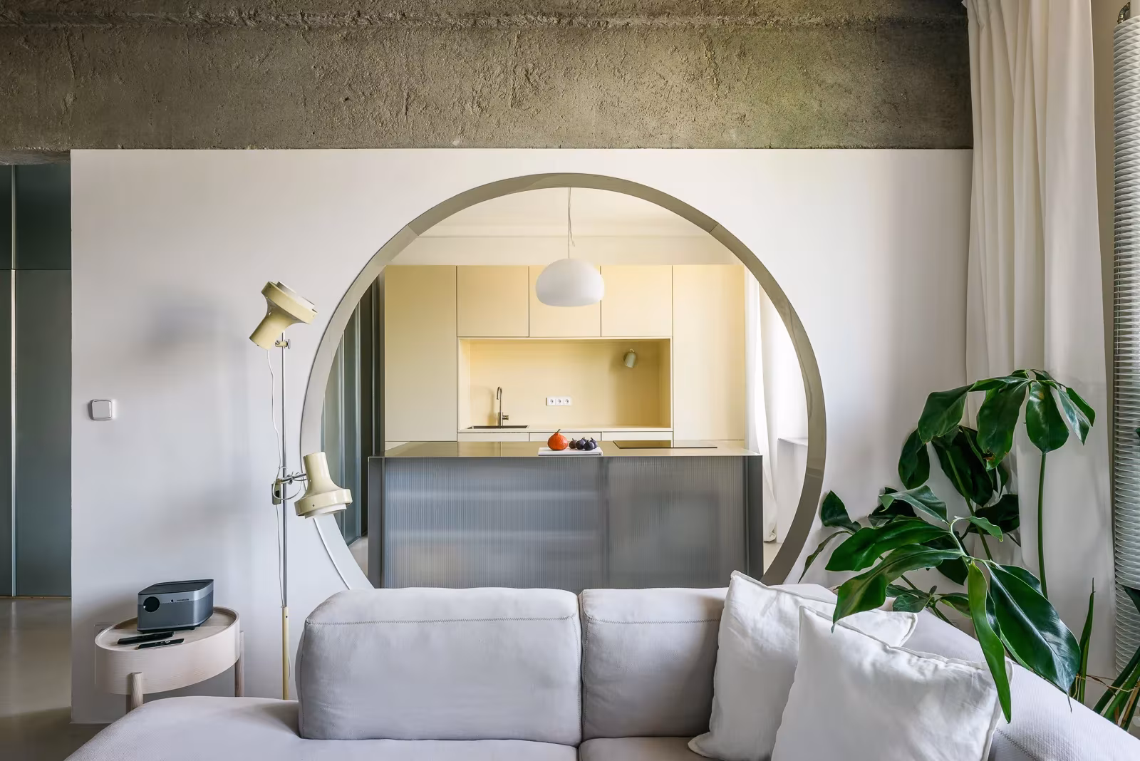 salón con la cocina al fondo
