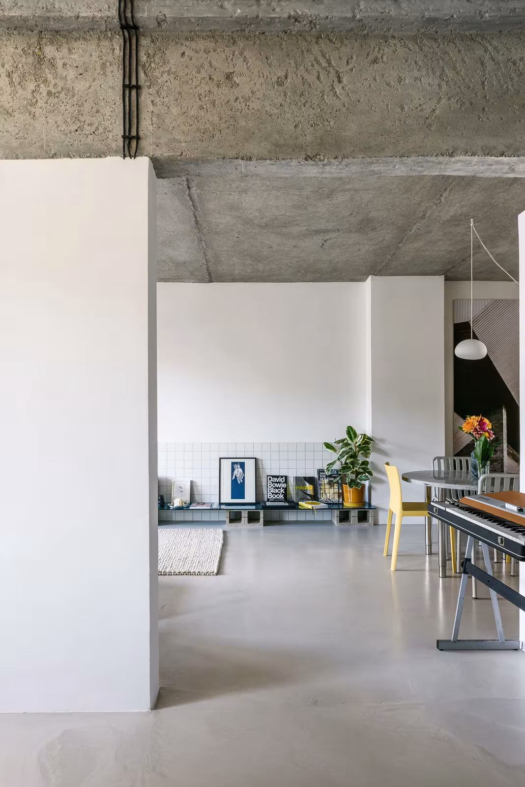 Planta diáfana de la Casa I O, sin tabiques, con suelo continuo y techo de hormigón visto en Bratislava