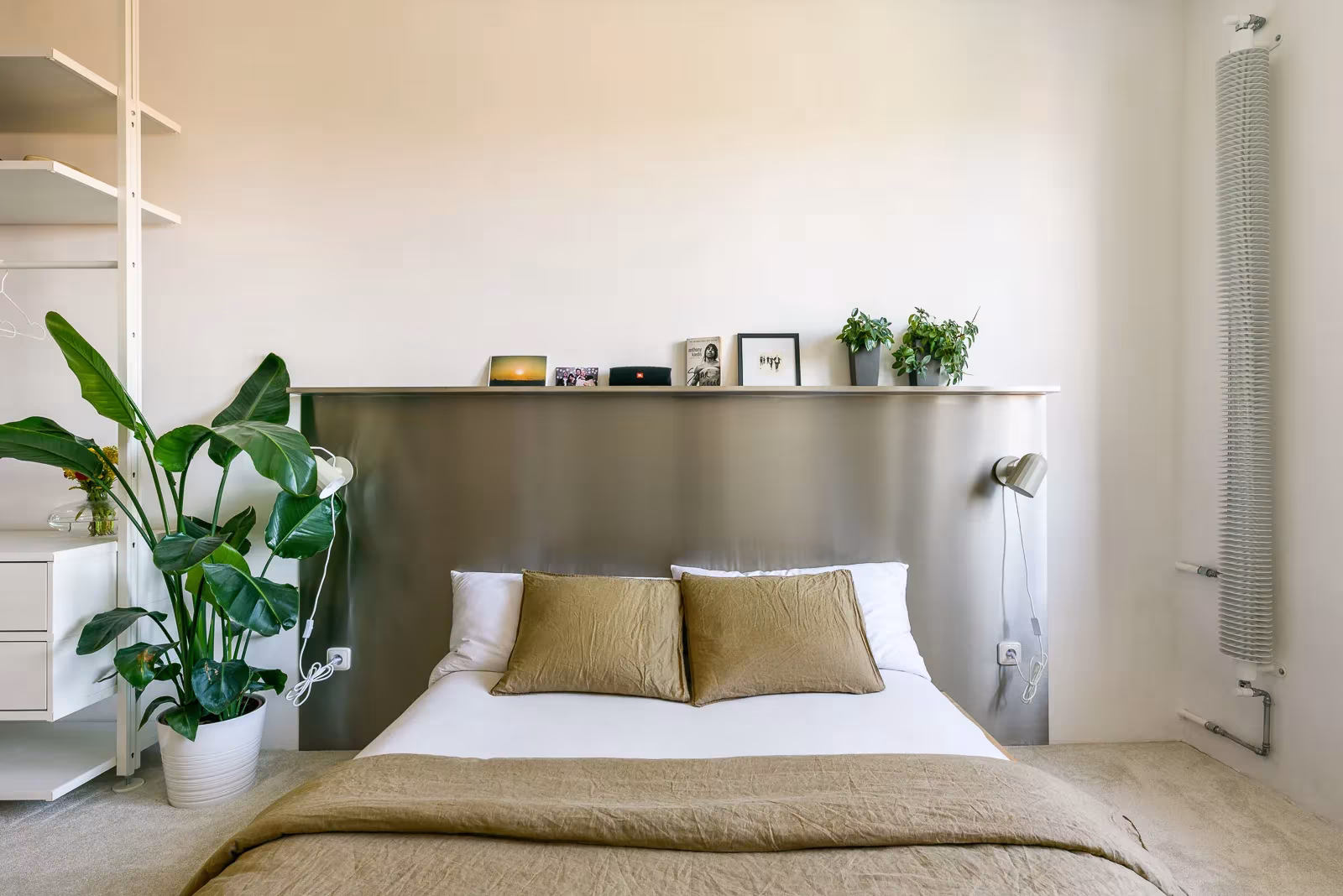 vista del dormitorio con el cabecero metálico