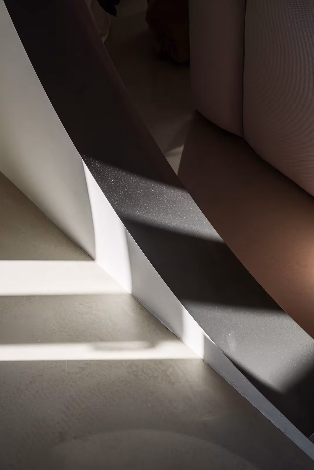Detalle de la escalera con luz rasante y sombras en la Casa I O de Alan Prekop, en Bratislava