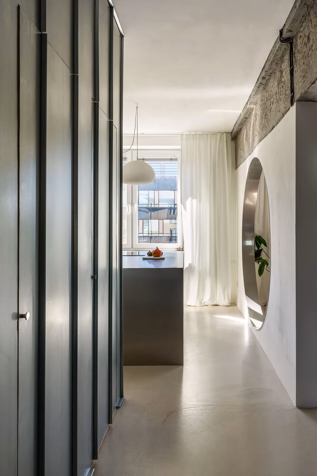 puertas metálicas de entrada al cuarto de baño y cocina al fondo