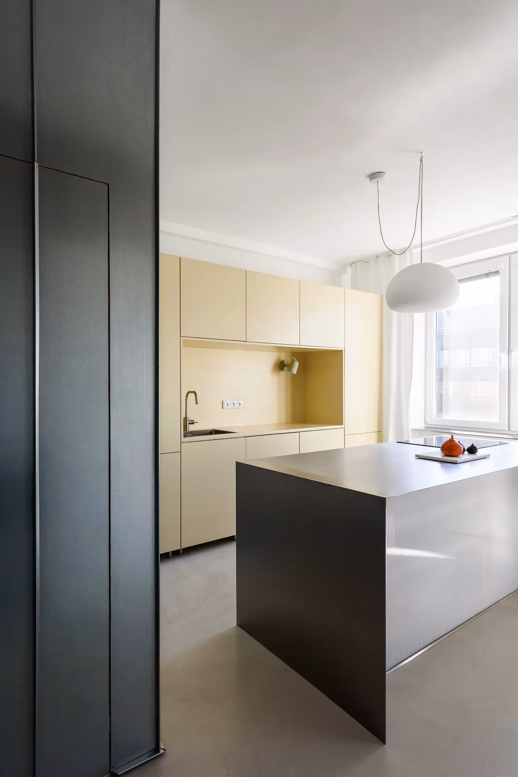 cocina con la isla en primer plano