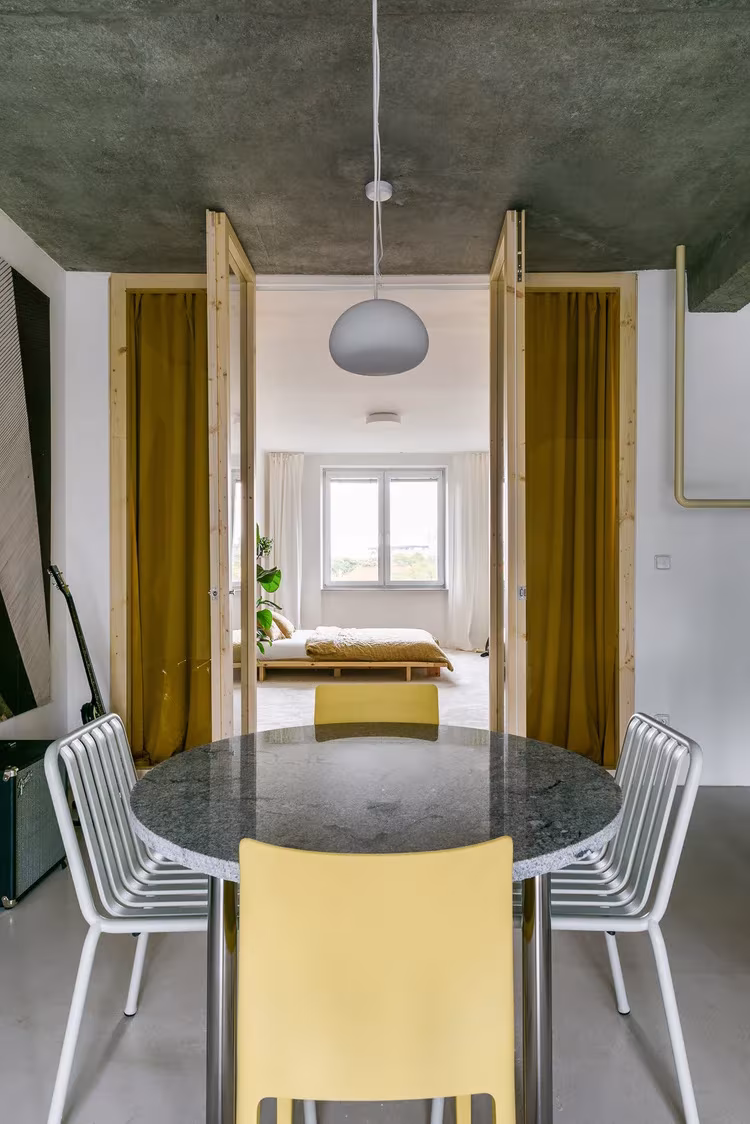 dormitorio principal al fondo con el comedor en primer plano