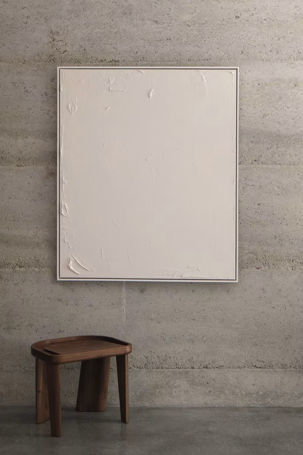 Lienzo blanco con relieve sobre un muro de tapial y taburete de madera en la casa de Whispering Smith