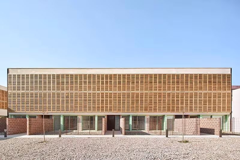 Fachada del proyecto con todas las contraventanas de madera cerradas