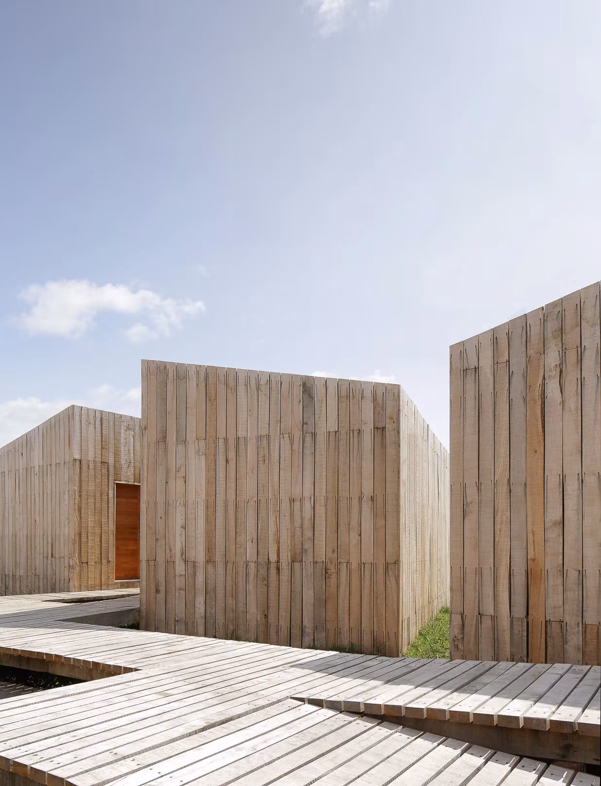 detalle de la madera del Proyecto AKA de Larrou Arq. Hotel Boutique en Puerto Natales, Chile.