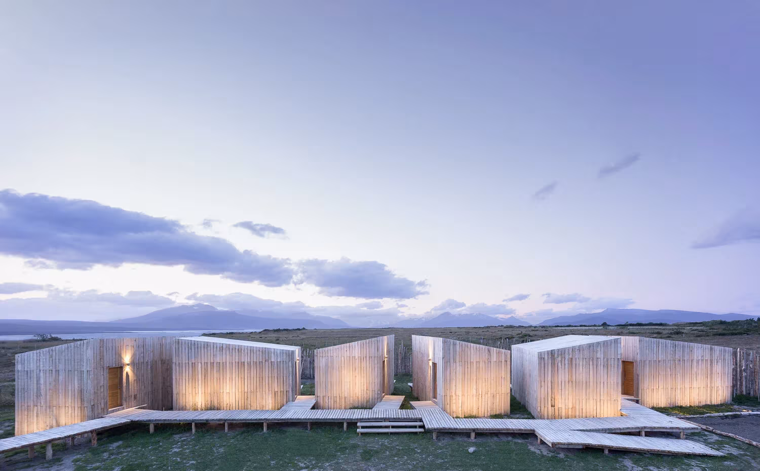 Vista trasera y ciega de los módulos de habitaciones. Proyecto AKA de Larrou Arq. Hotel Boutique en Puerto Natales, Chile.