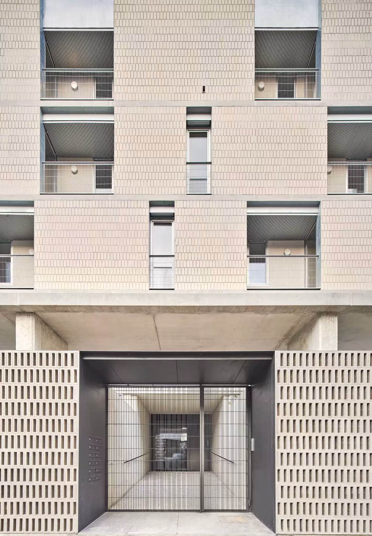Fachada y acceso de las 54 viviendas sociales en Bon Pastor, de Peris+Toral Arquitectes y Jaime Pastor