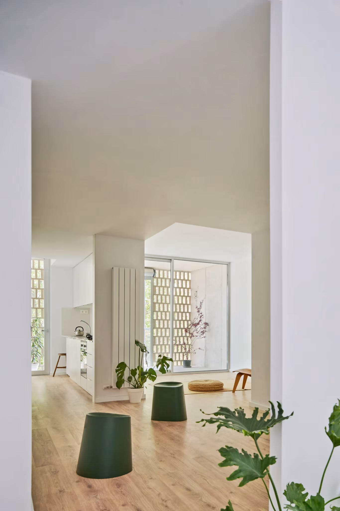 Interior de una de las 54 viviendas sociales de Bon Pastor, en Barcelona, de Peris+Toral Arquitectes