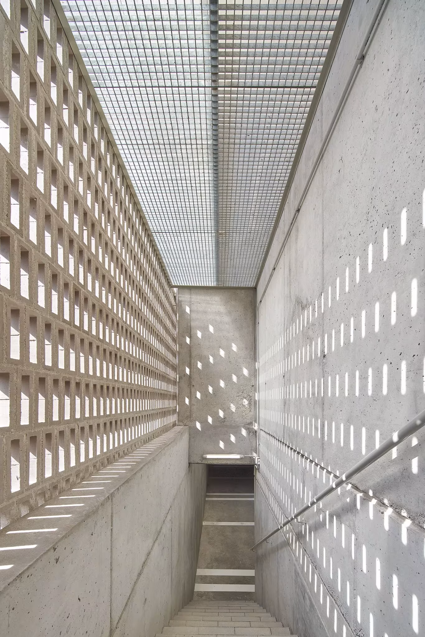 Celosía vista desde dentro en las 54 viviendas sociales de Bon Pastor, Barcelona, de Peris+Toral