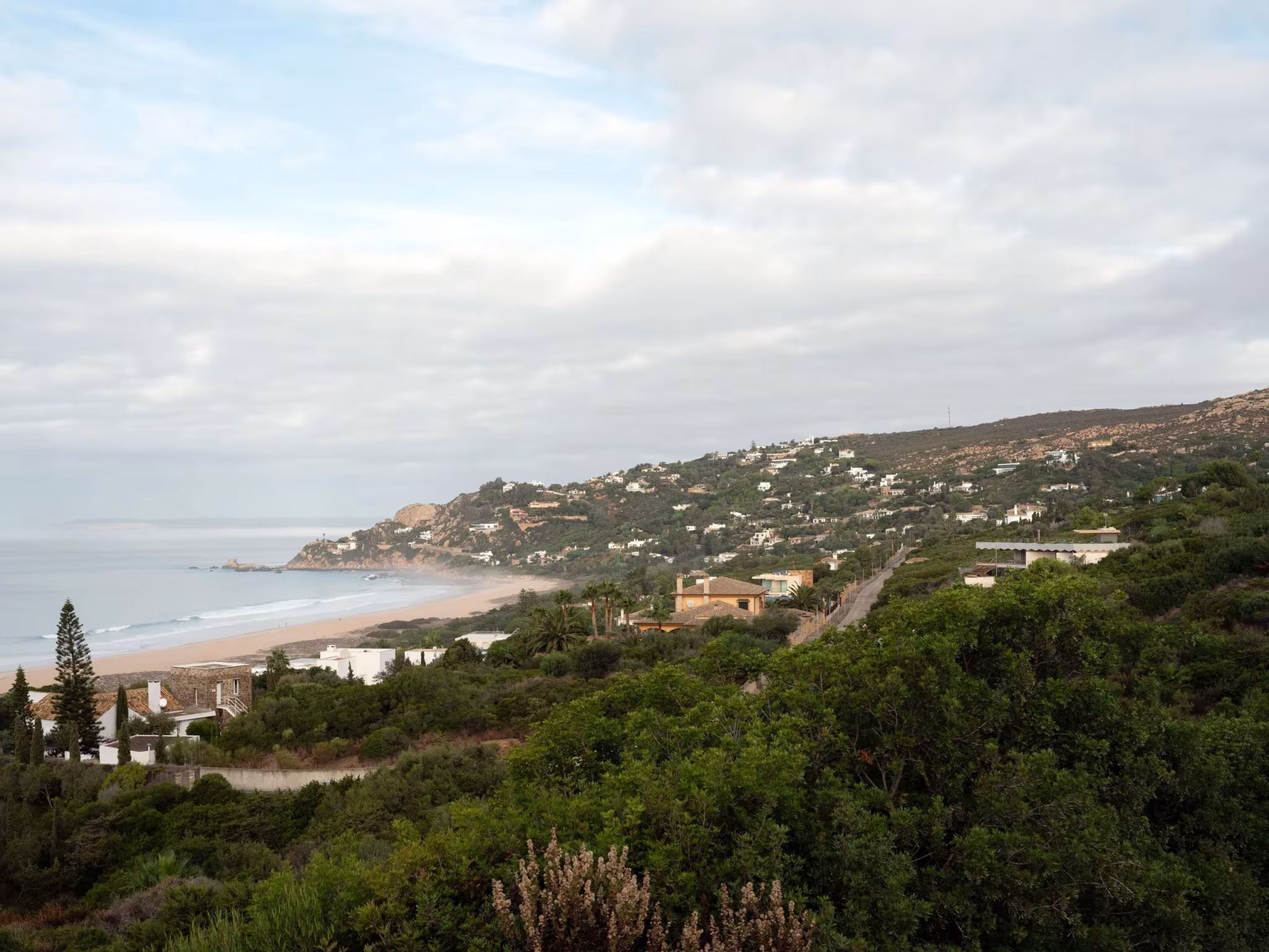 Costa y urbanizaciones sobre la colina vistas desde el entorno del refugio de Langarita Navarro