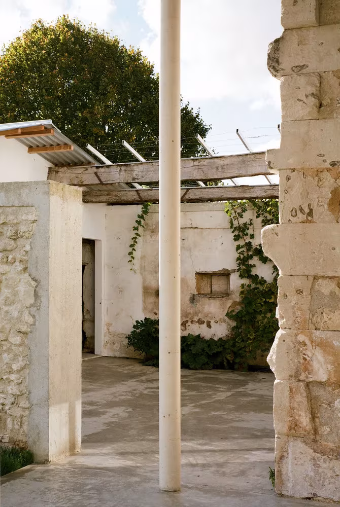 Patio desde porche en la transformación de un granero en una casa de vacaciones en Francia de Migeon Architecture. 